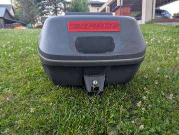 Kufer motocyklowy GIVI z zagłówkiem oraz ze stelażem Monokey, pojemny.
