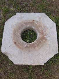 Beton pod właz