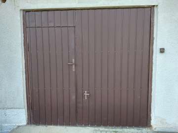 Brama garażowa z furtką 235x220