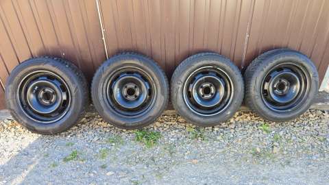 Opony zimowe na felgach 2 szt,. Hankook i 2 szt. Firestone 185/65R15