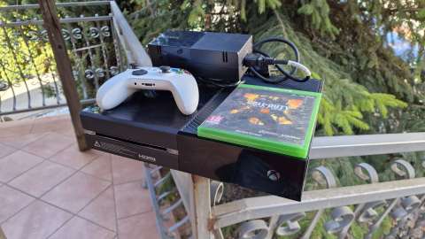 Konsola Xbox One 500GB + Pad + ładowarka + Gra