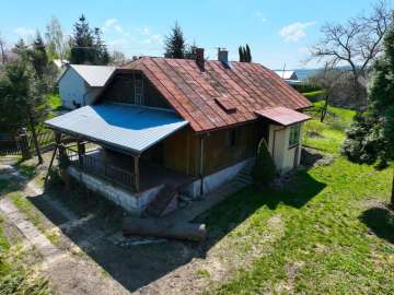 Siedlisko z drewnianym domem w Kobylanach., 97m2.