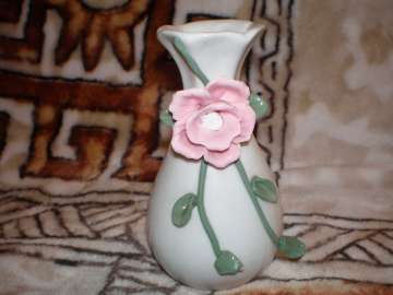 Sprzedam figurkę ceramiczną biały wazonik.