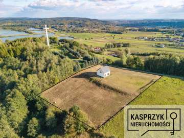 Na sprzedaż duża działka z domem niskoenergetycznym.
