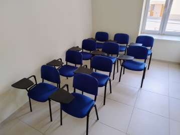 Krzesła konferencyjne niebieskie (10 szt.) z pulpitem do pisania