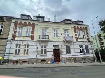 Lokal mieszkalny (9) w centrum Jasła, II piętro, 80,22 m.kw. + piwnica