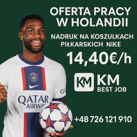Pracownik produkcji koszulek piłkarskich dla marki Nike do klubu PSG.