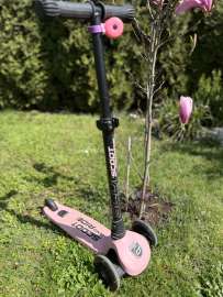 Hulajnoga trójkołowa Scoot & Ride  stabilna i bezpieczna dla dziecka
