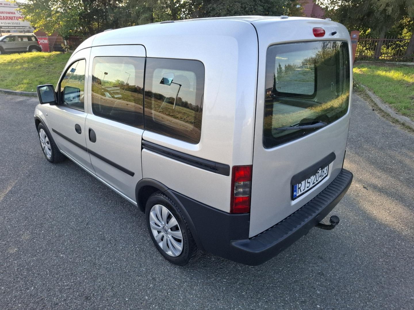Opel Combo 1.6 Benzyna 94KM 2008r Osobowy Klima Hak