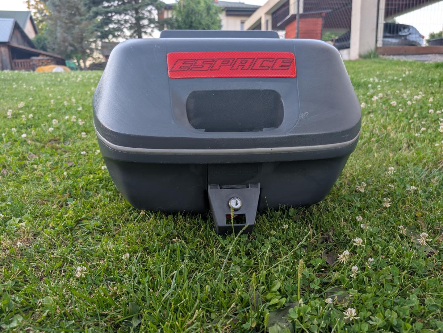 Kufer motocyklowy GIVI z zagłówkiem oraz ze stelażem Monokey, pojemny.