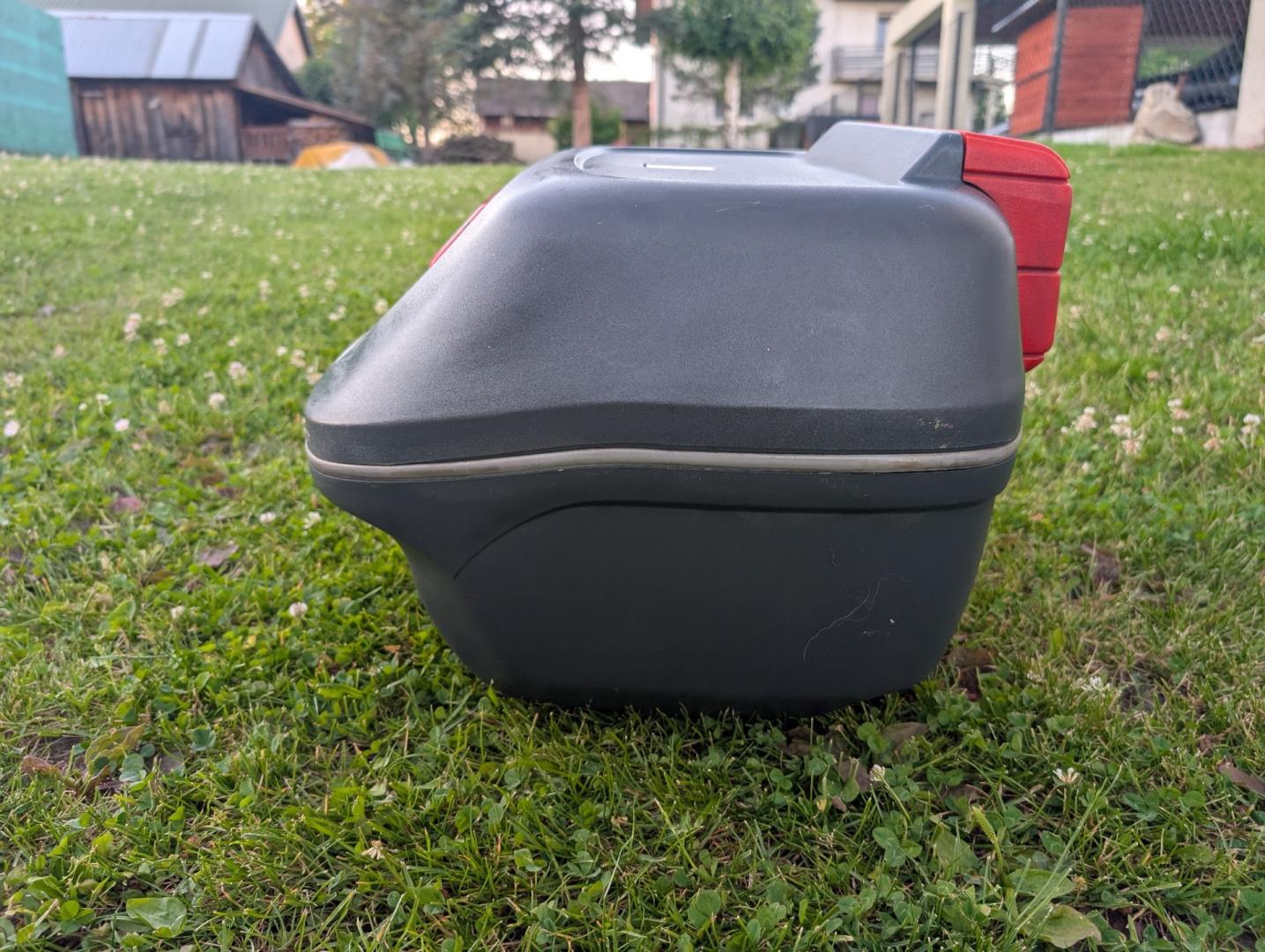 Kufer motocyklowy GIVI z zagłówkiem oraz ze stelażem Monokey, pojemny.