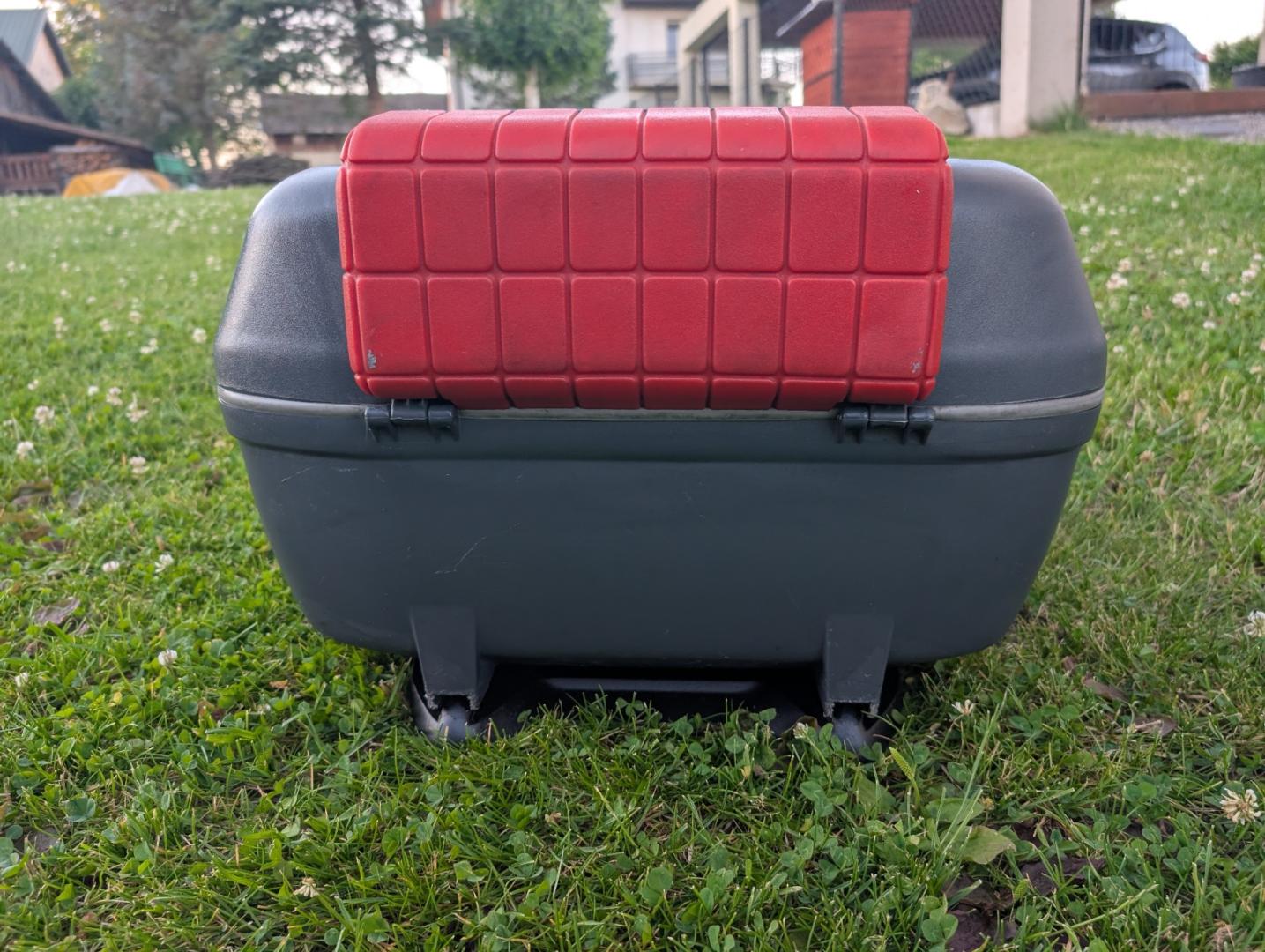 Kufer motocyklowy GIVI z zagłówkiem oraz ze stelażem Monokey, pojemny.