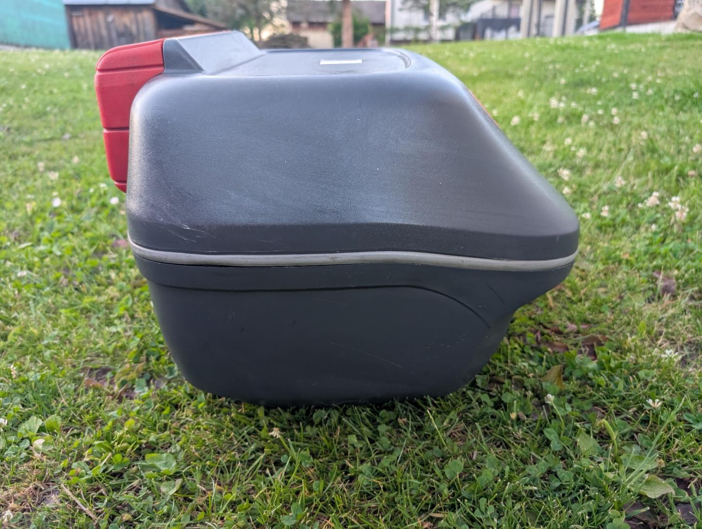 Kufer motocyklowy GIVI z zagłówkiem oraz ze stelażem Monokey, pojemny.