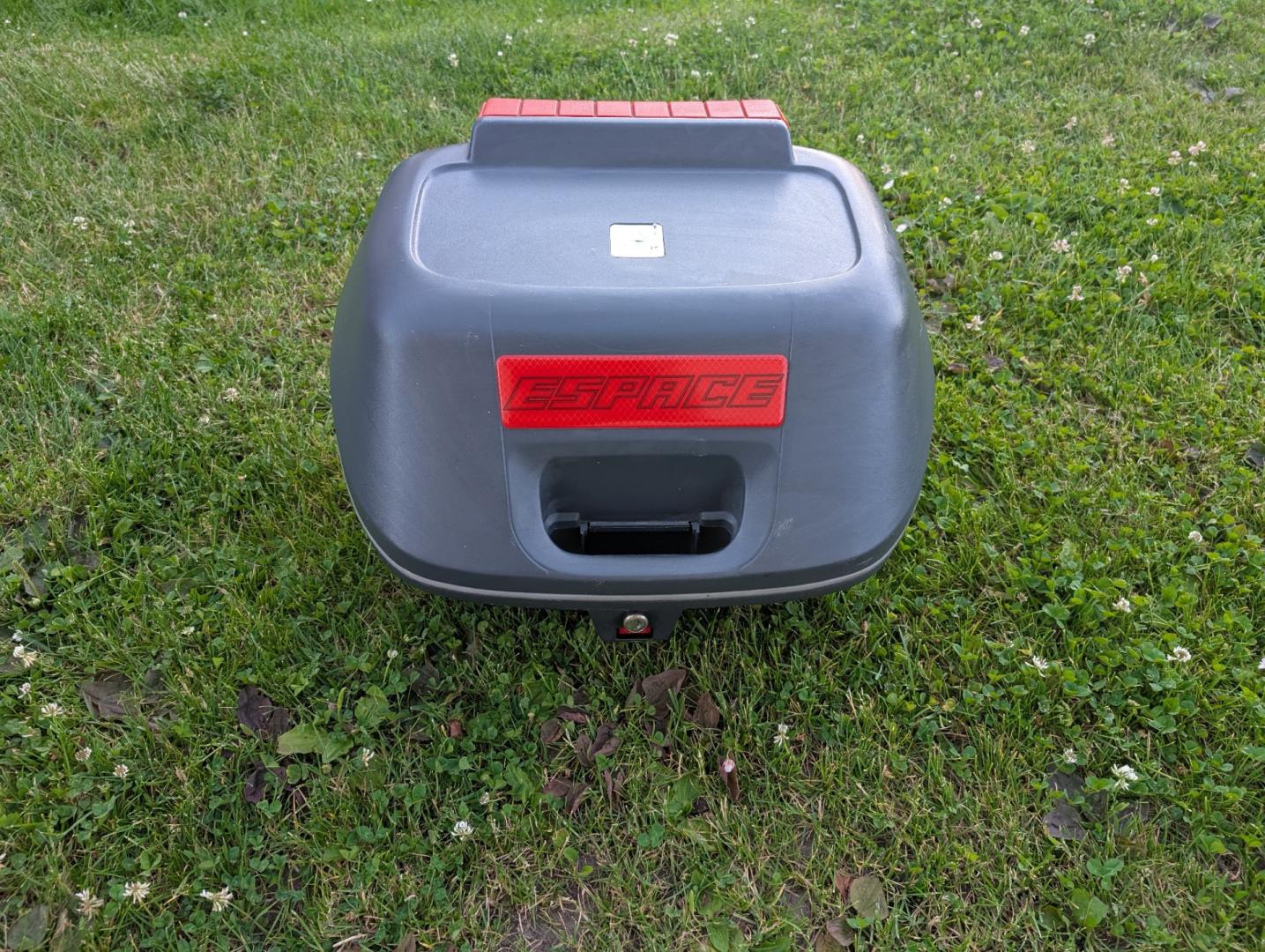 Kufer motocyklowy GIVI z zagłówkiem oraz ze stelażem Monokey, pojemny.