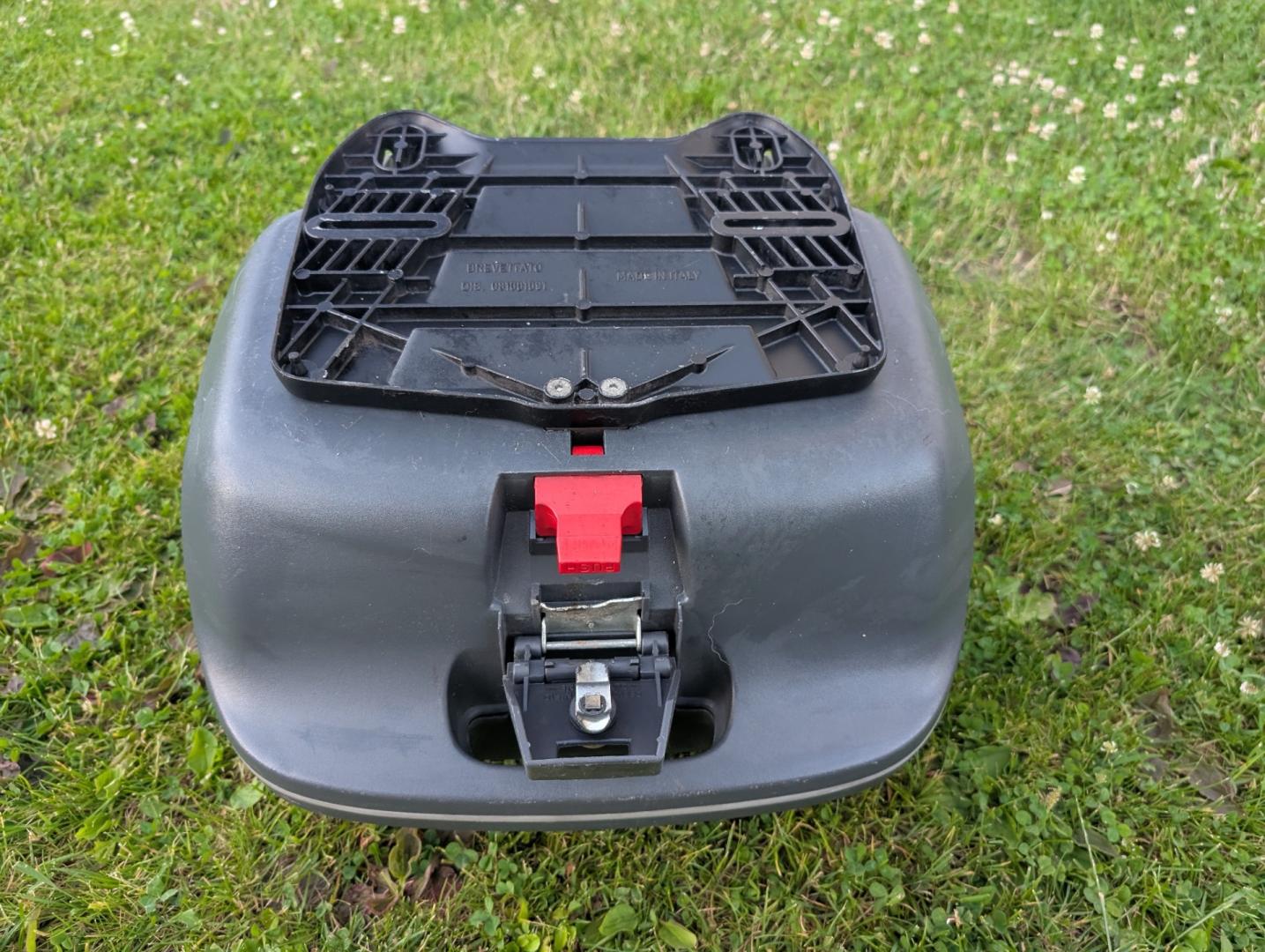 Kufer motocyklowy GIVI z zagłówkiem oraz ze stelażem Monokey, pojemny.