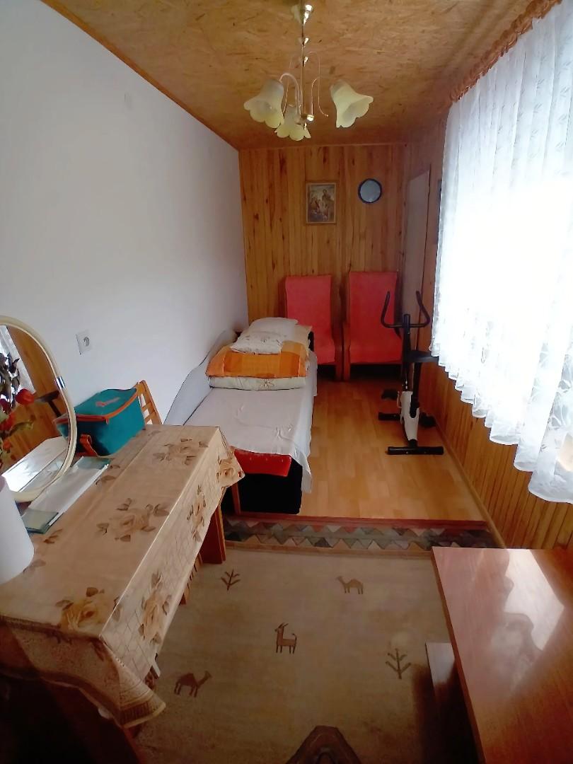 Urokliwy domek letniskowy w otoczeniu lasu