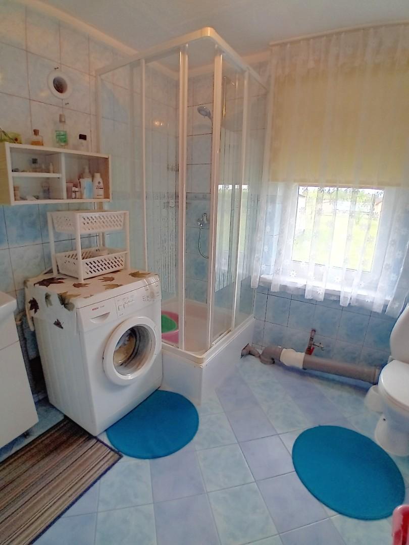 Urokliwy domek letniskowy w otoczeniu lasu