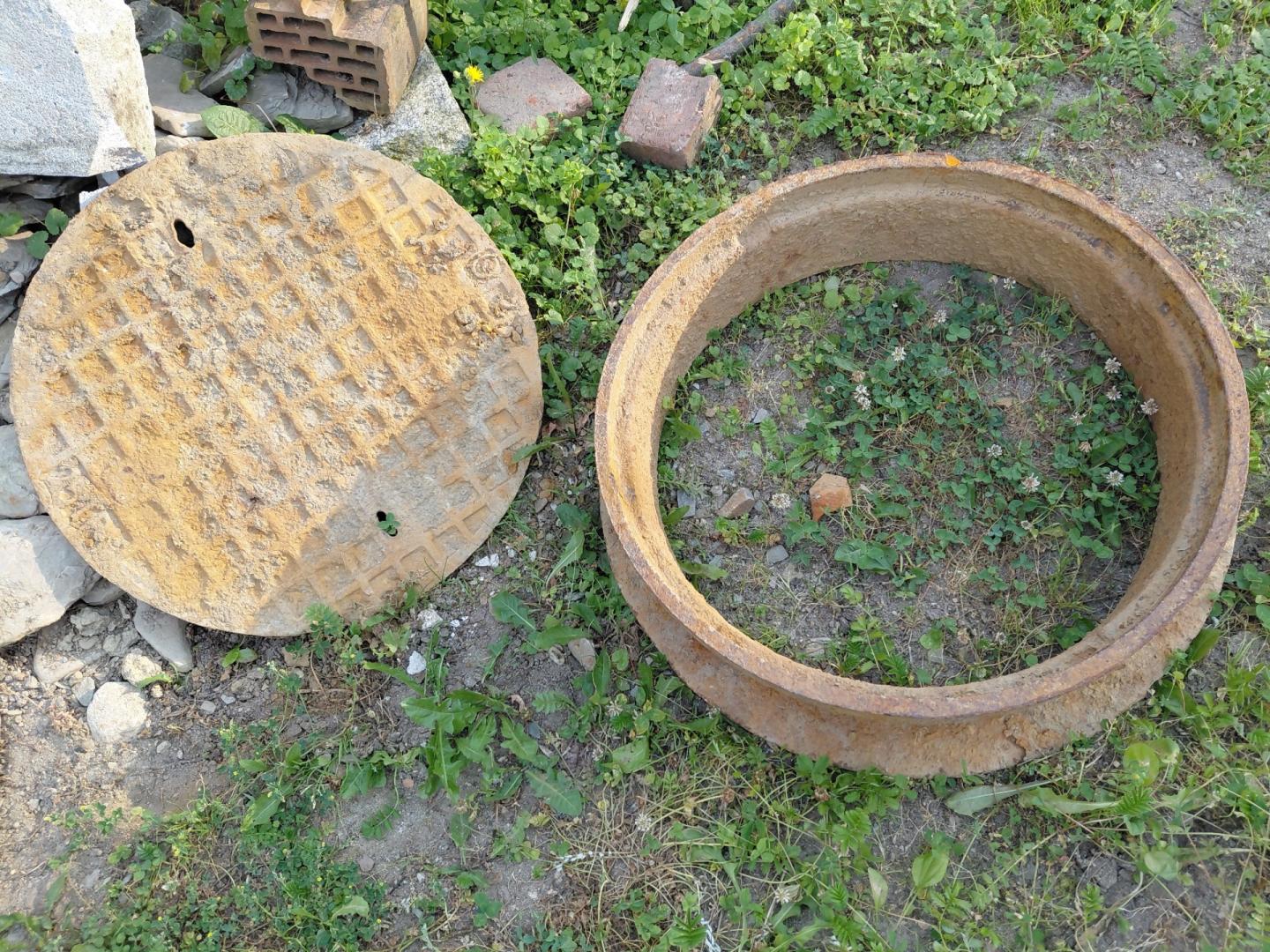 Właz żeliwny 64 cm