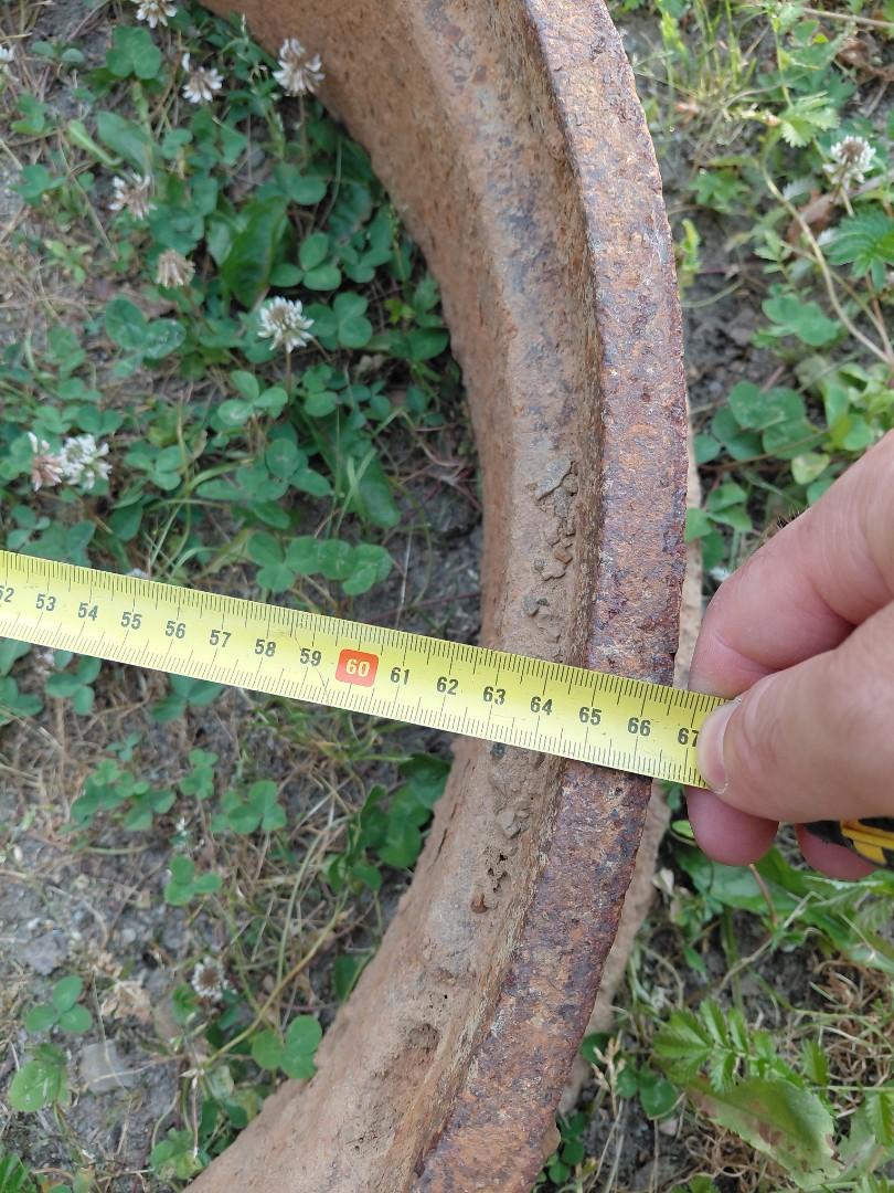 Właz żeliwny 64 cm