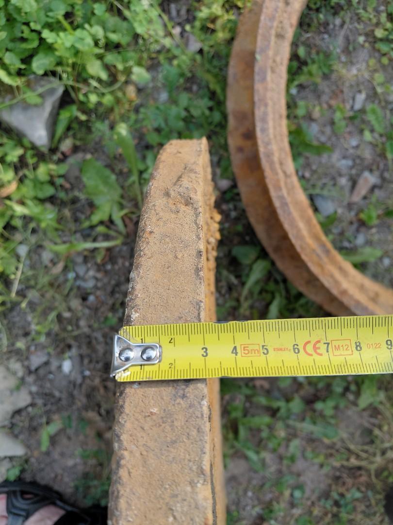 Właz żeliwny 64 cm