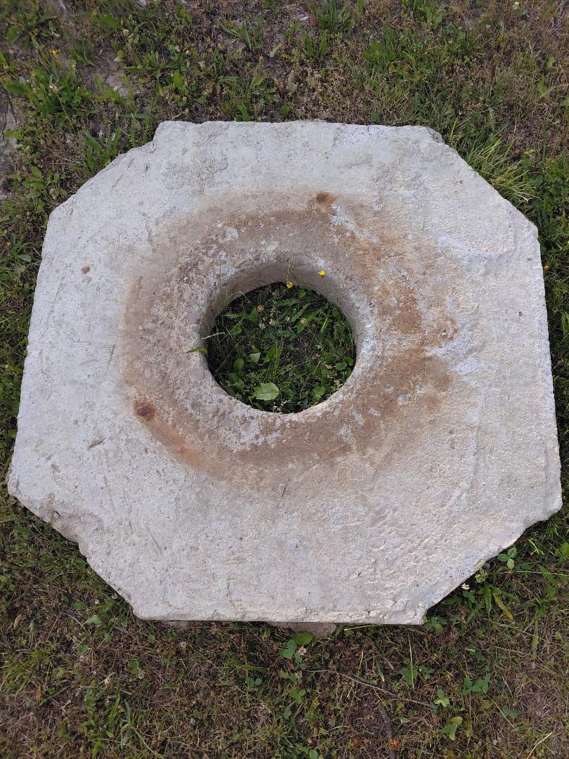 Beton pod właz