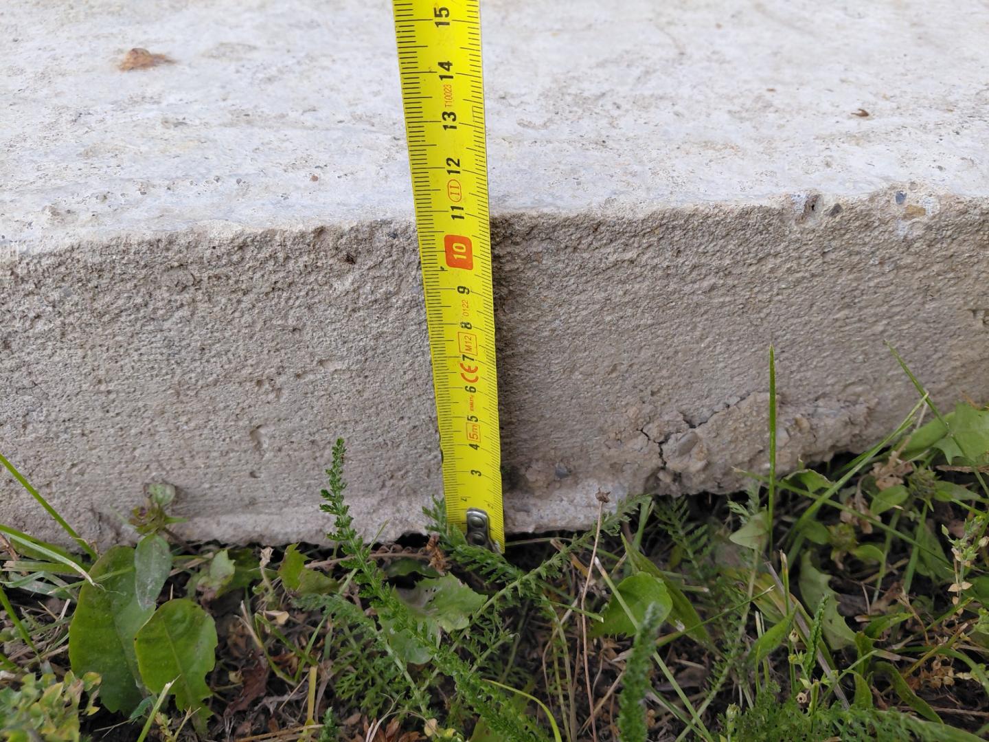 Beton pod właz