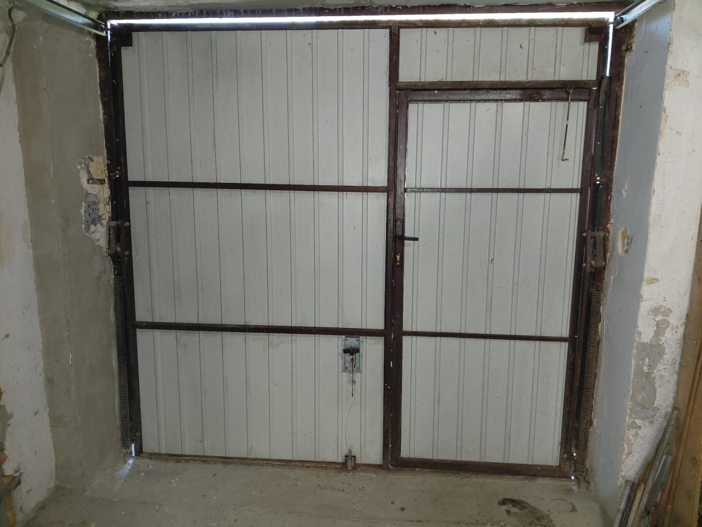 Brama garażowa z furtką 235x220
