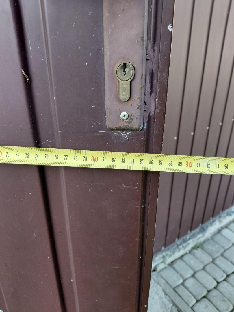 Brama garażowa z furtką 235x220