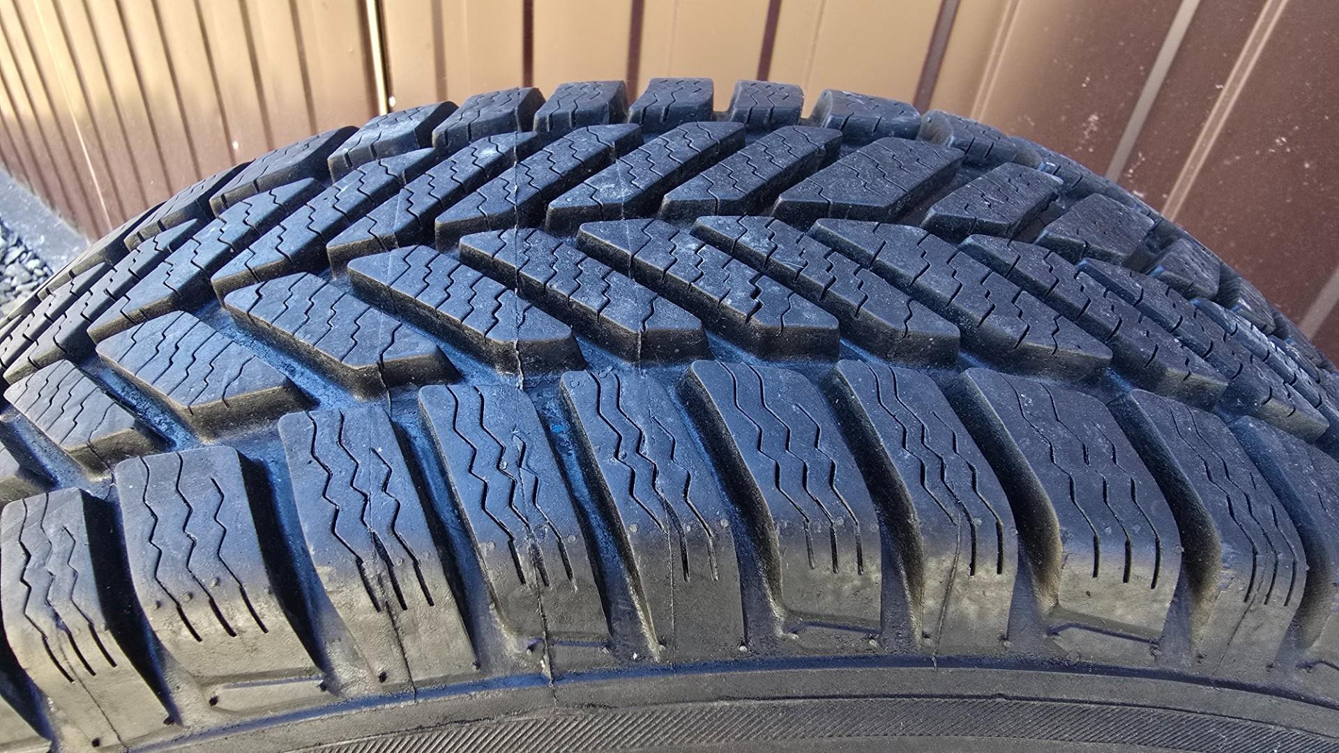 Komplet 4 szt, opon zimowych z felgami PNEUS BP-5 Rozmiar 175/65R14