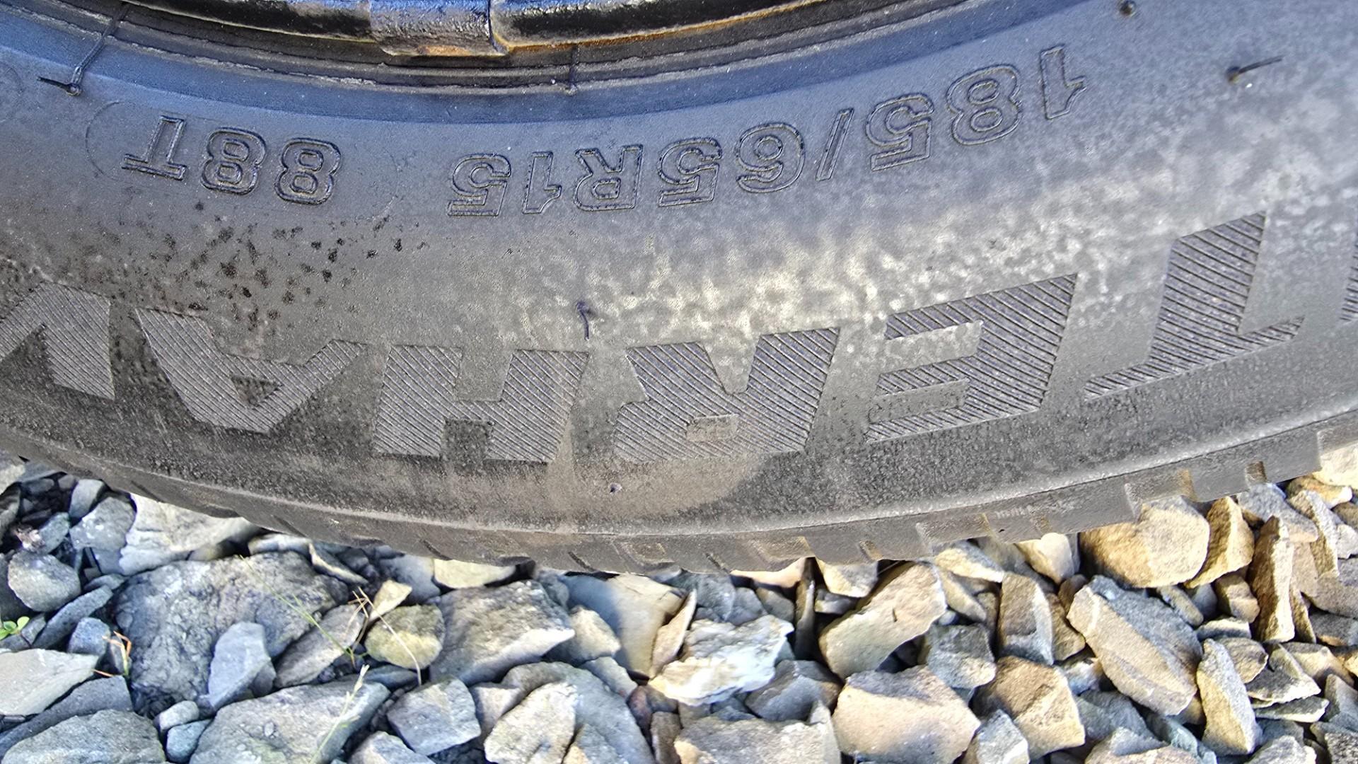 Opony zimowe na felgach 2 szt,. Hankook i 2 szt. Firestone 185/65R15