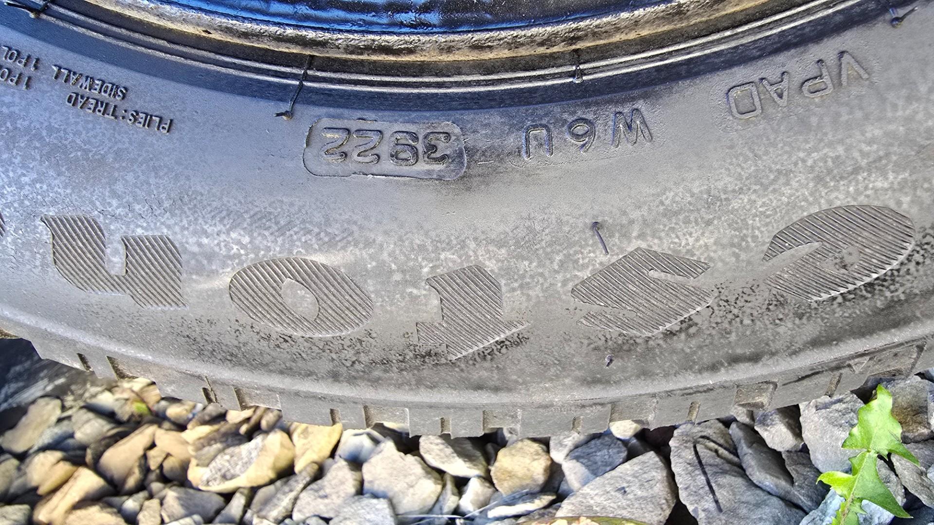 Opony zimowe na felgach 2 szt,. Hankook i 2 szt. Firestone 185/65R15
