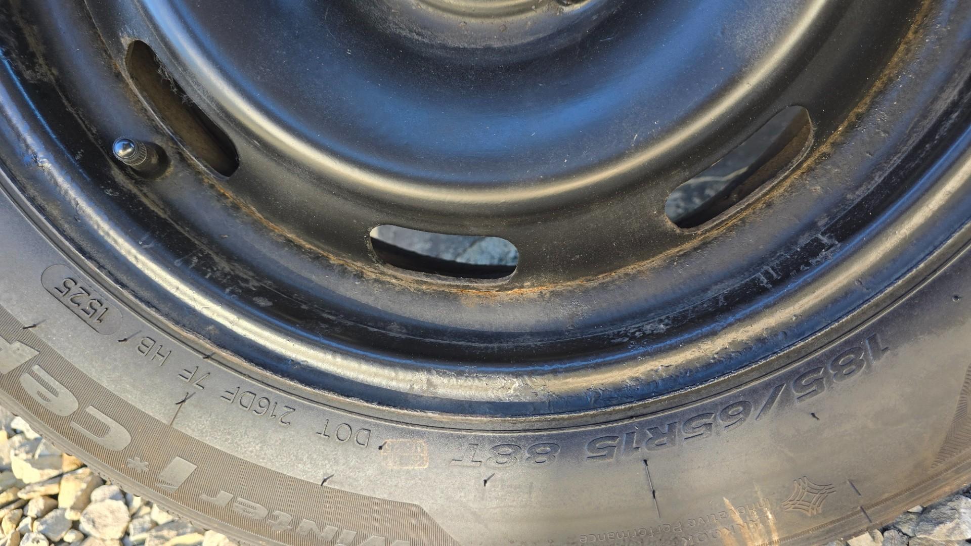 Opony zimowe na felgach 2 szt,. Hankook i 2 szt. Firestone 185/65R15