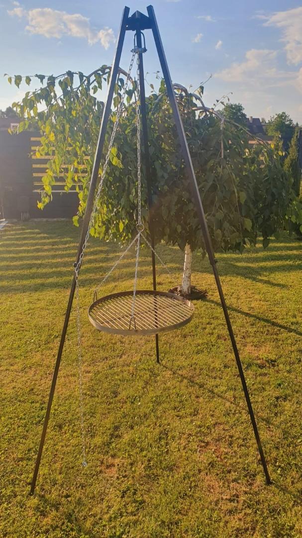 Gril wiszący ruszt  na trójnogu okrągły