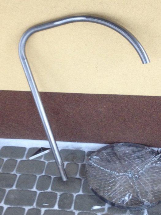 Grill ogrodowy na stelażu