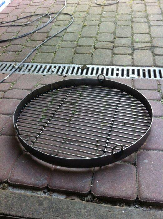 Grill ogrodowy na stelażu