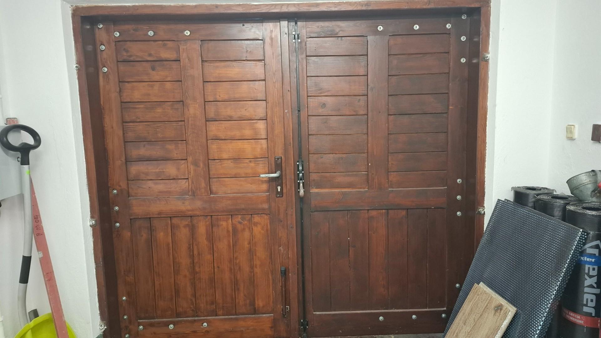 Do sprzedania drzwi garażowe i płyty OSB