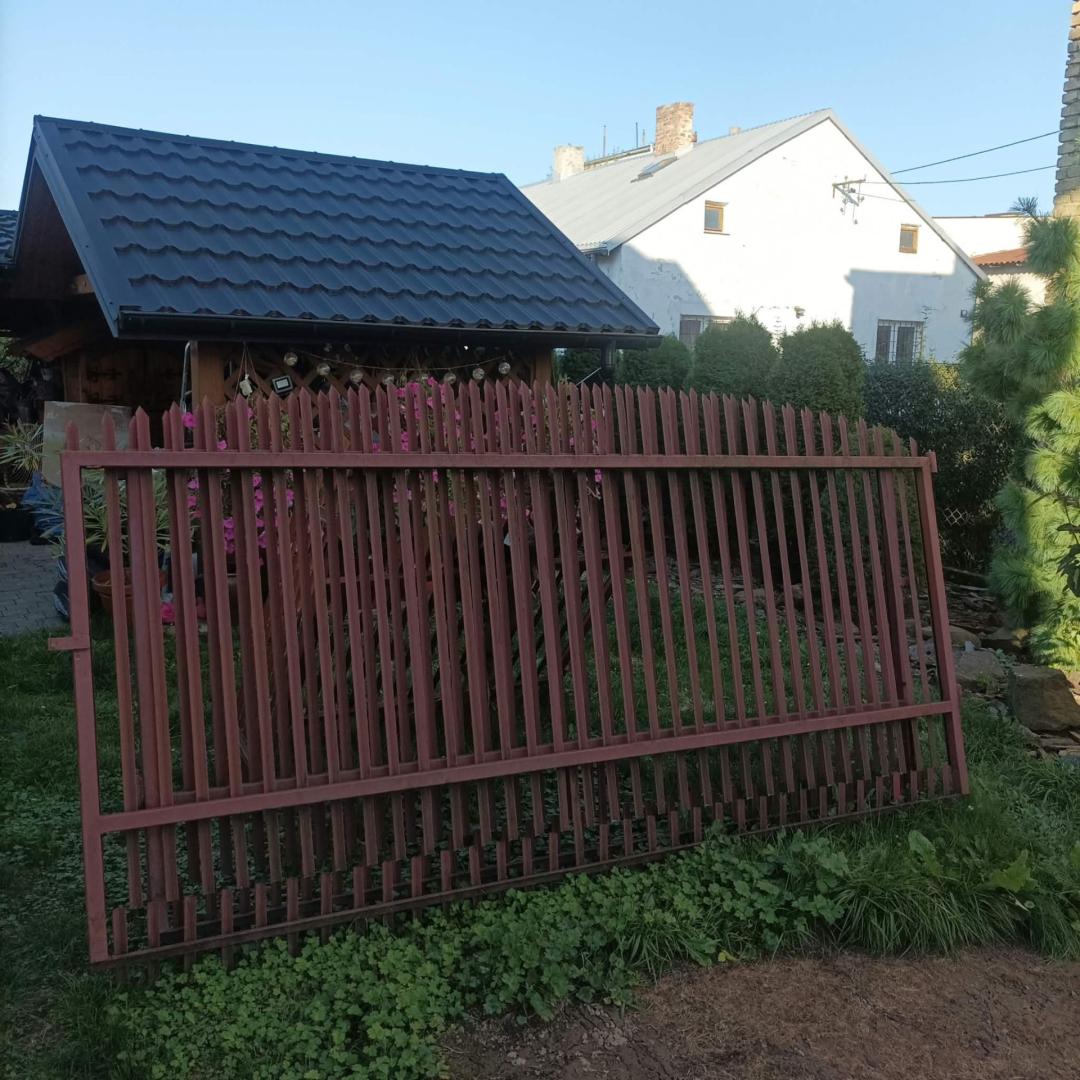 Sprzedam ogrodzenie z blachy giętej, kątownik -ok.18 m