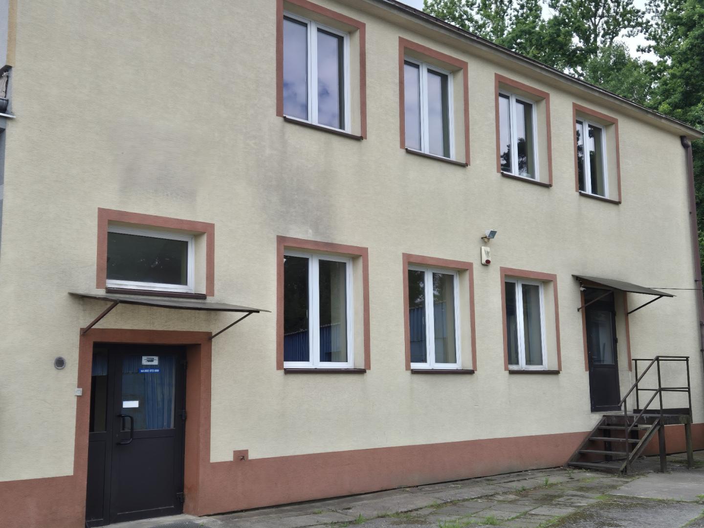 Do wynajęcia parter budynku usługowo-biurowego z garażem