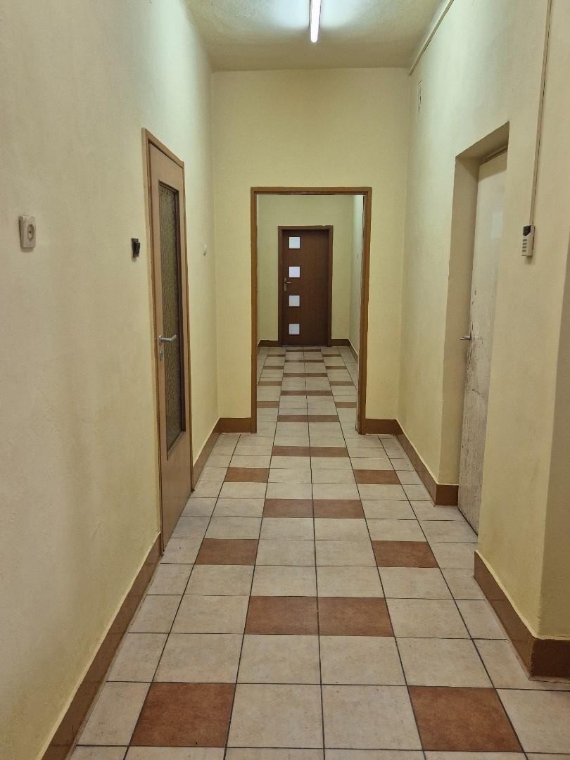 Do wynajęcia parter budynku usługowo-biurowego z garażem