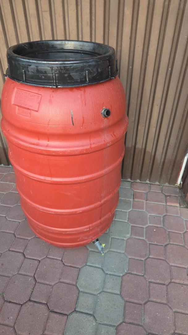 Czysta beczka 220l na wodę z przepustami.