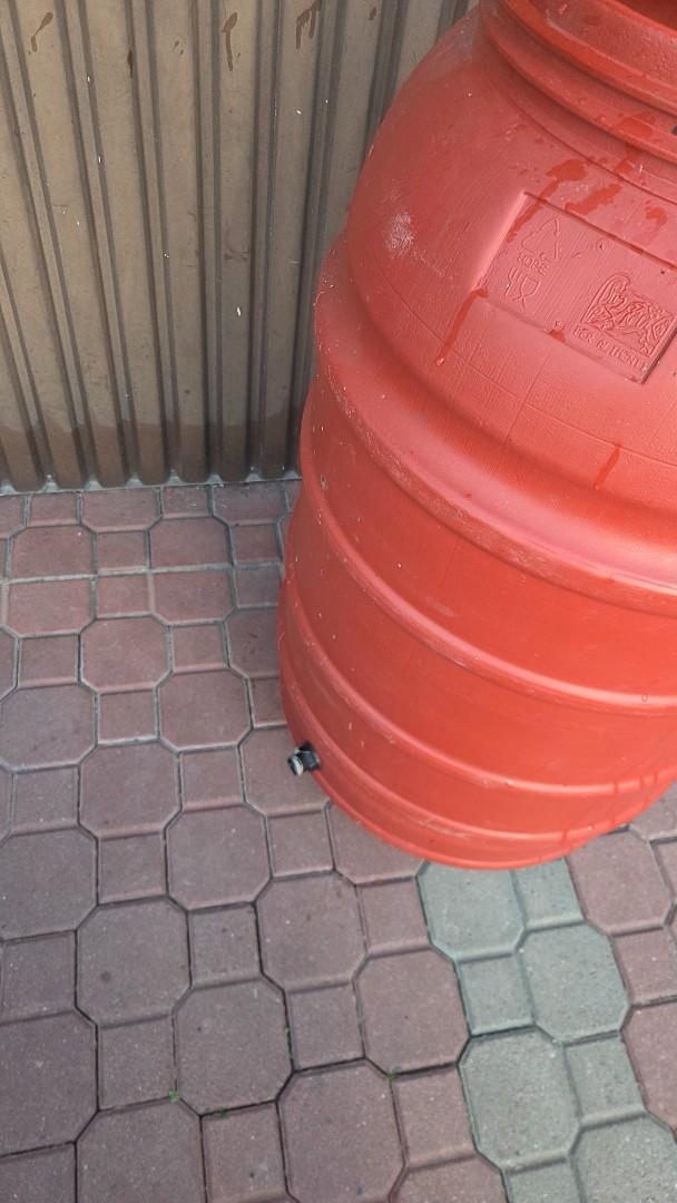 Czysta beczka 220l na wodę z przepustami.