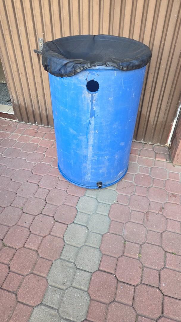 Czysta beczka 220 l na deszczówke lub inne zastosowania.