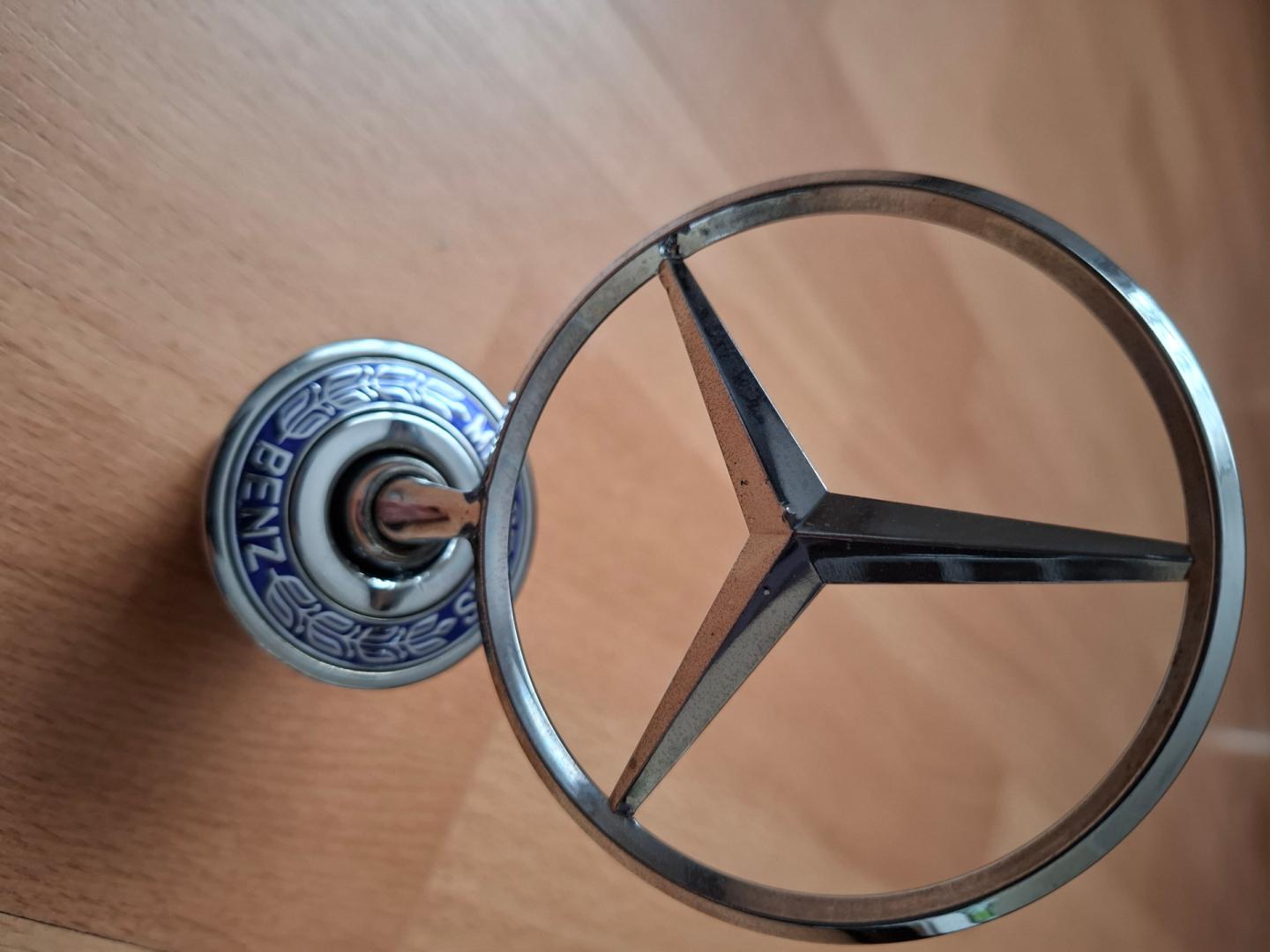 Znaczek Emblemat Mercedesa na maskę