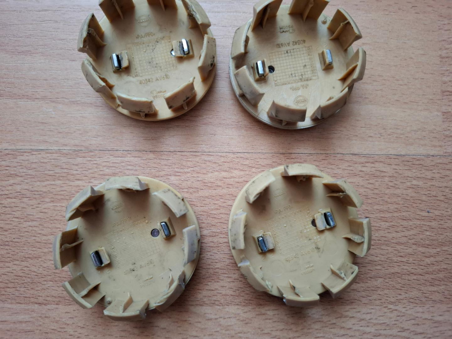 NISSAN 4 oryginalne dekieleki do felg 54mm