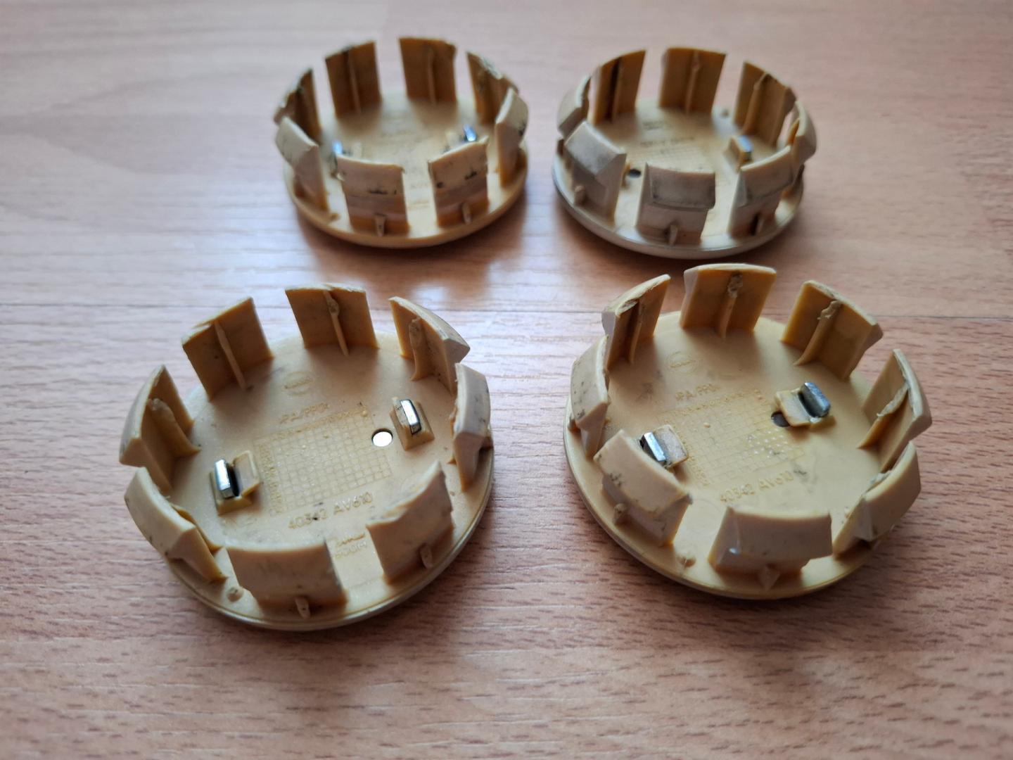 NISSAN 4 oryginalne dekieleki do felg 54mm