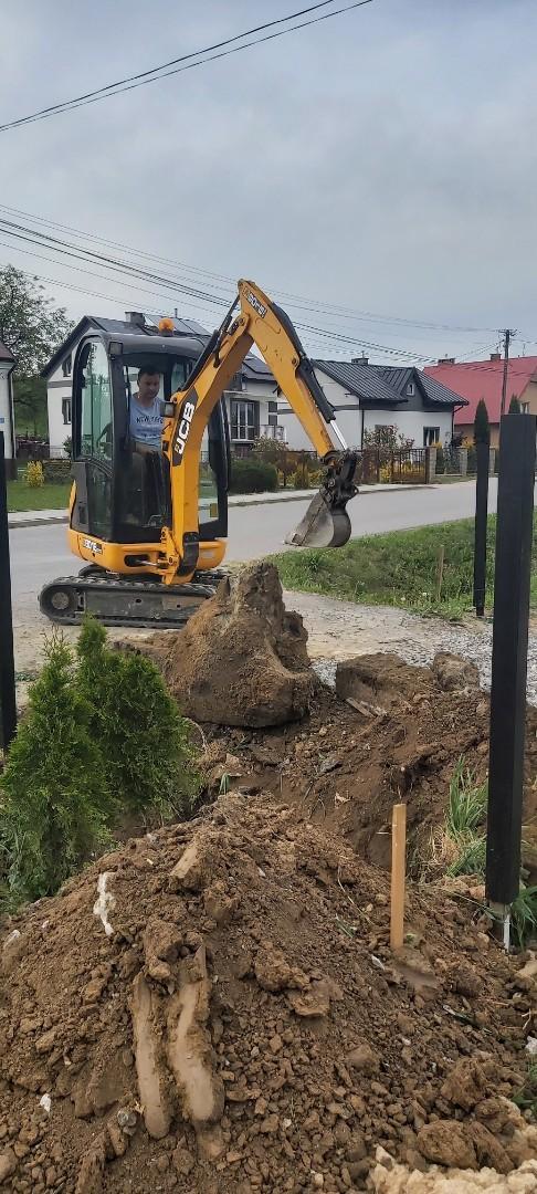 Usługi minikoparką 1.8  T i wywrotką do 3,5 T