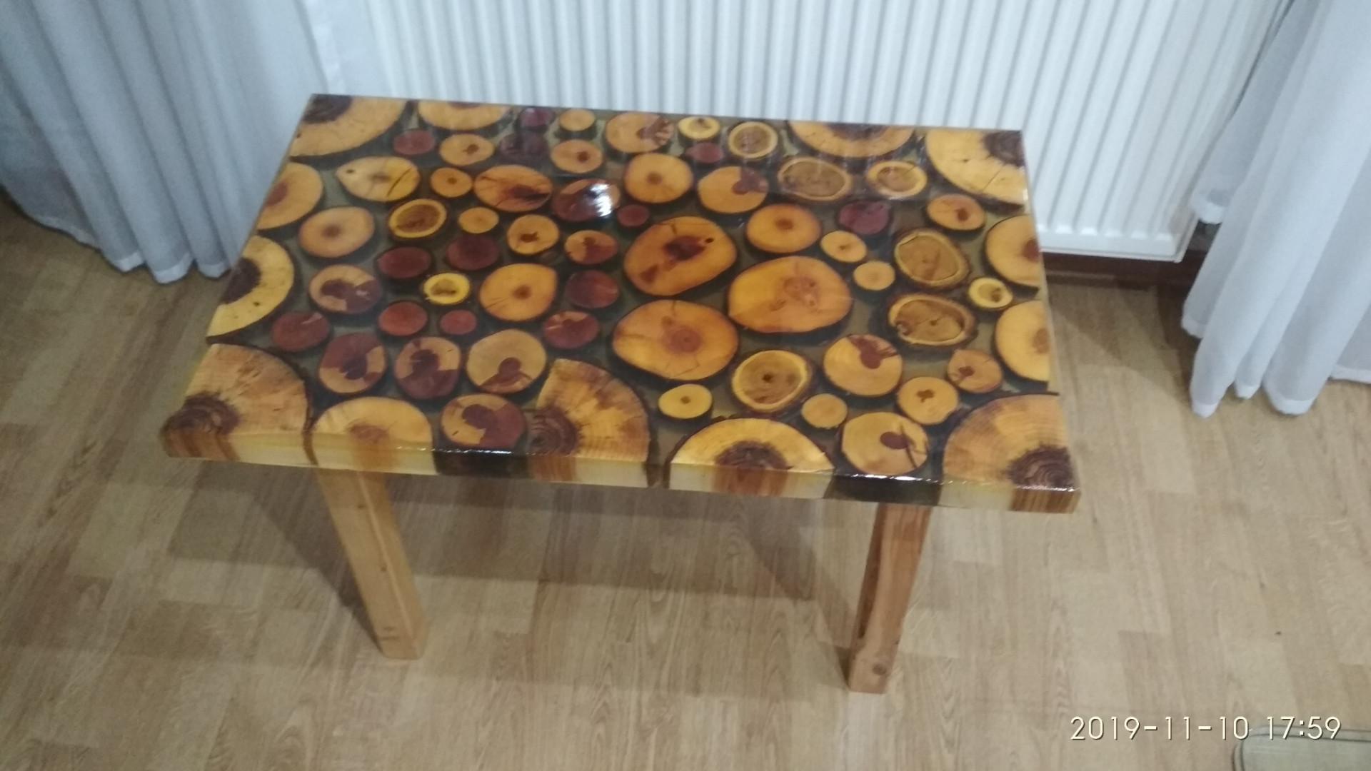 Ława okazała z żywicy i kołków drewnianych