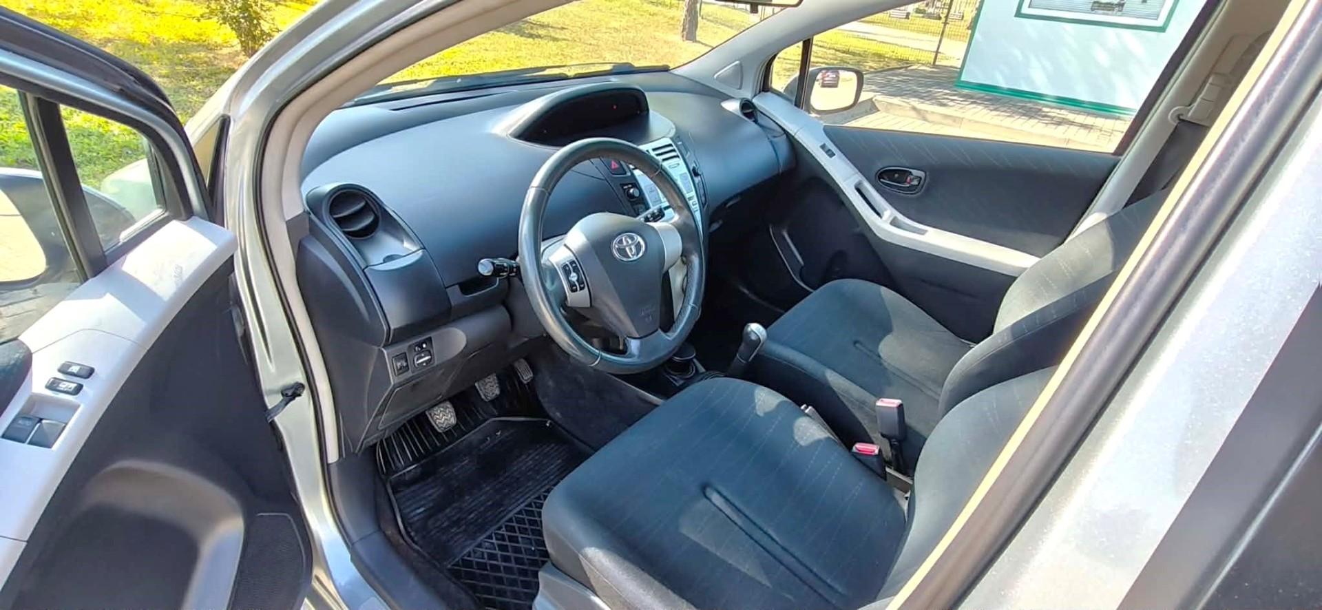 Toyota Yaris 1.0 Benzyna Klimatyzacja Niski Przebieg Ekonomiczna