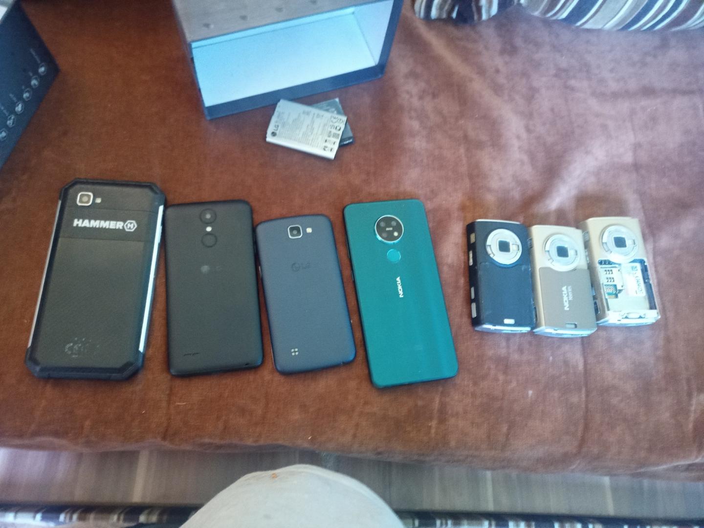 sprzedam zbiór starych telefonów