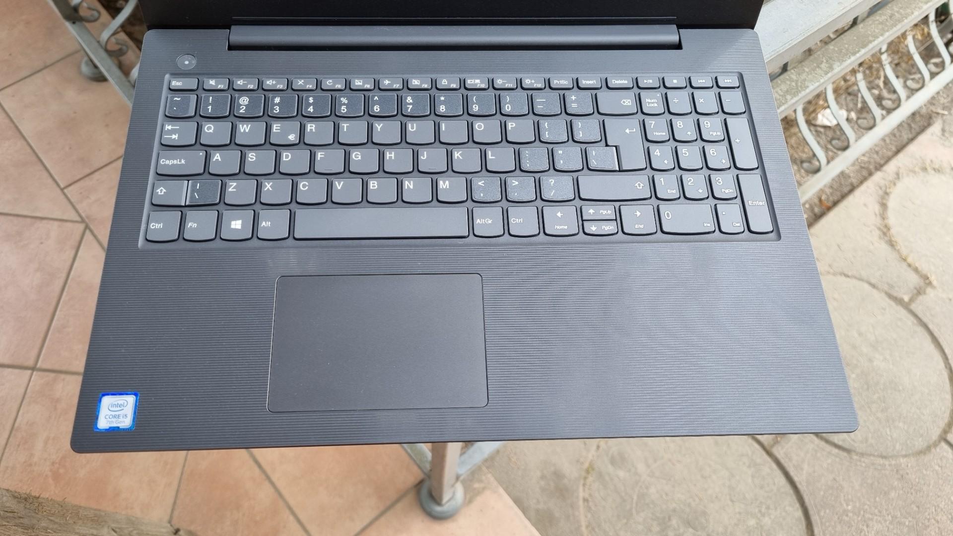 Lenovo V130 15.6" Full HD i5-7200u 8GB Ram 256GB SSD Windows 11